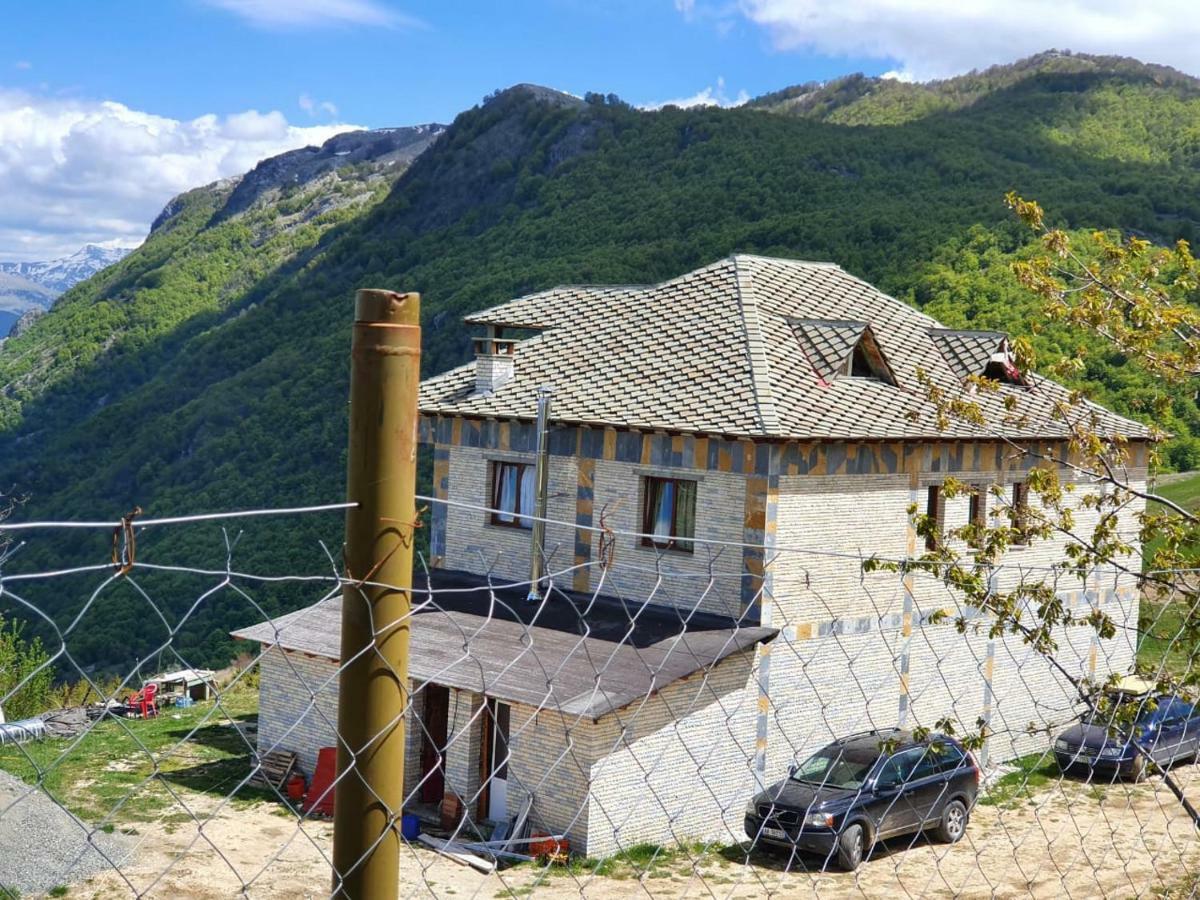 Bujtina E Tomorrit Hotel Ujanik Luaran gambar