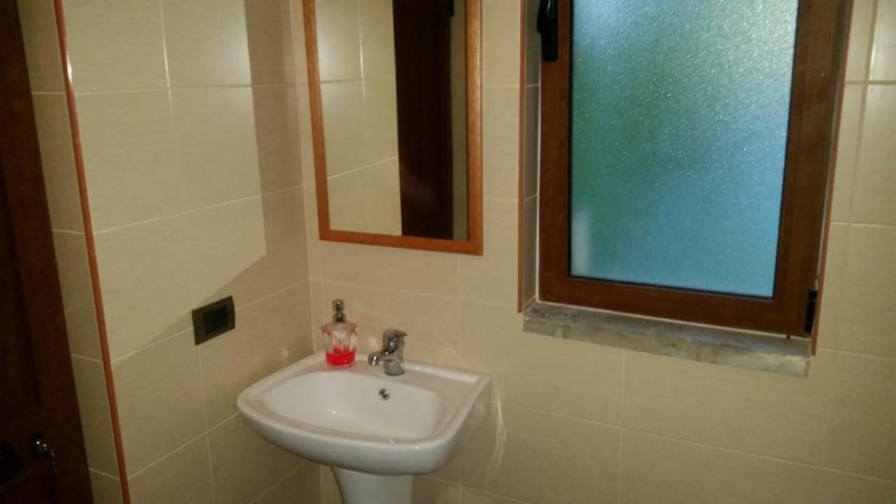 Bujtina E Tomorrit Hotel Ujanik Luaran gambar