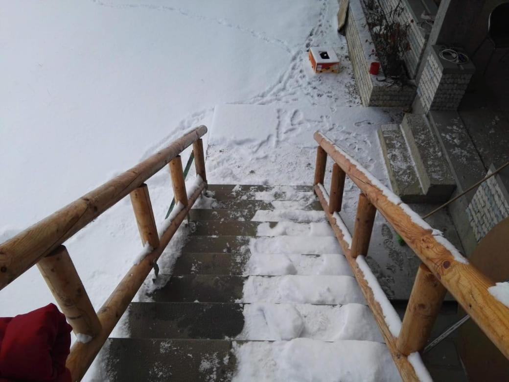 Bujtina E Tomorrit Hotel Ujanik Luaran gambar